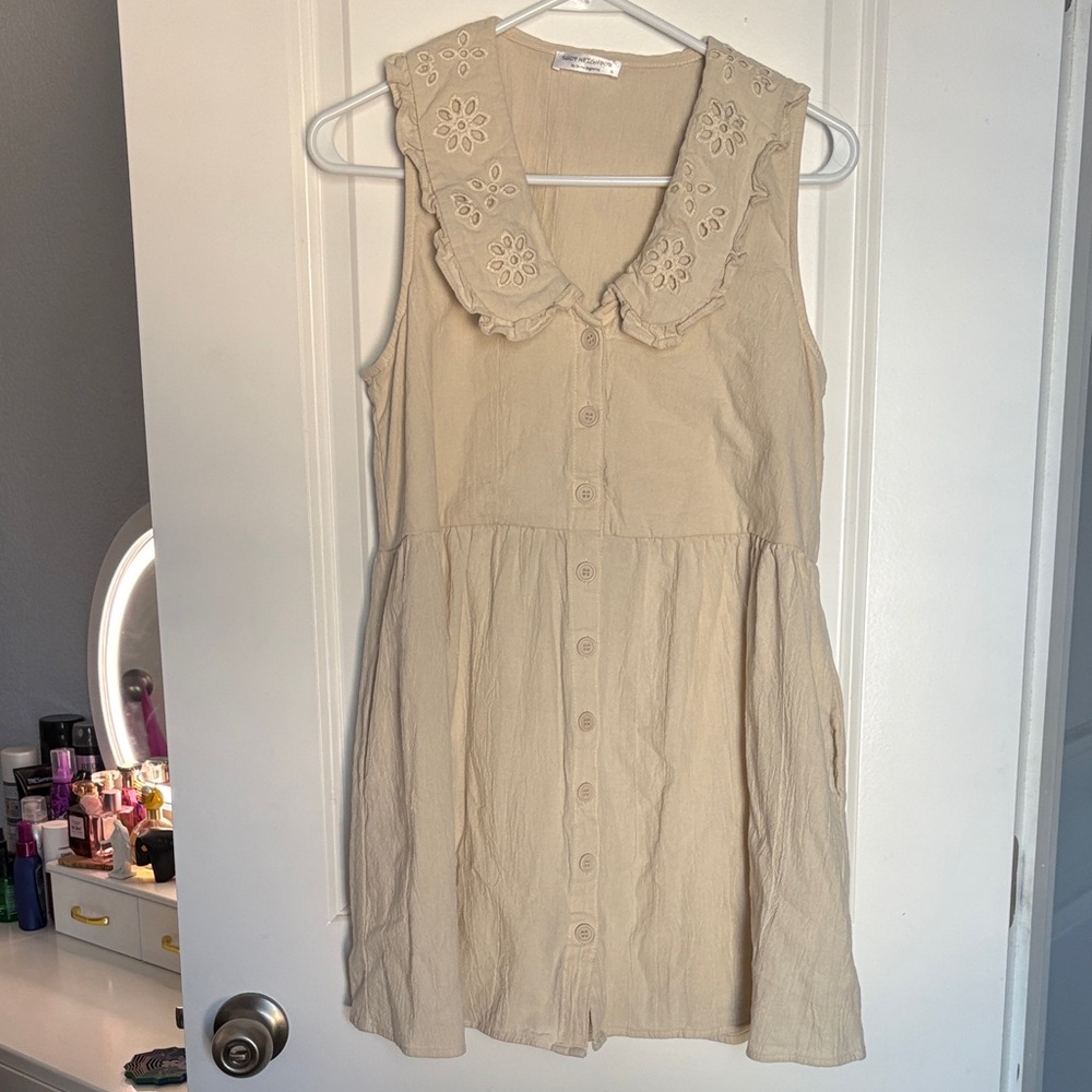 Sleeveless Beige Dress with Embroidered Peter Pan Collar